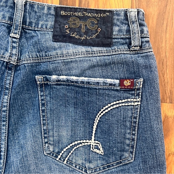 BootHeel Trading Co. Fairfax High Rise Slit Side Denim Jean Shorts – Size 27 - Picture 9 of 16